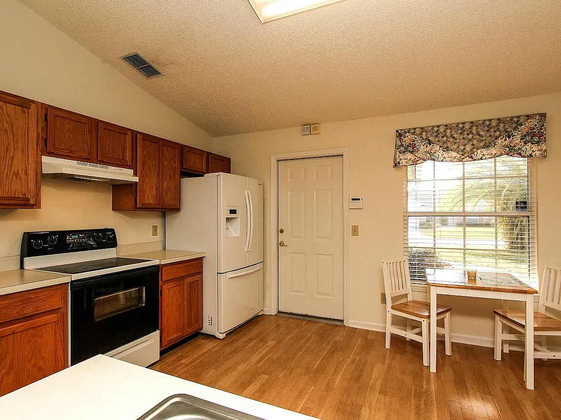 3 bed, 1425 sqft, $2,550 — Photo 3