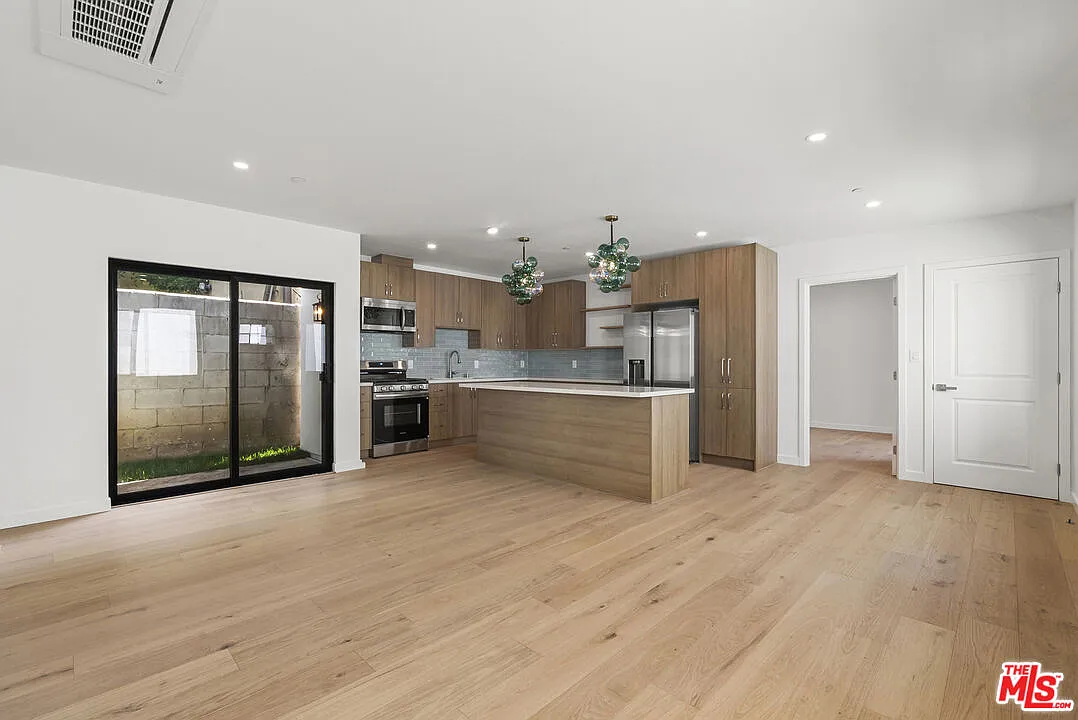 2 bed, 2.0 bath, 892 sqft, $4,700 — Photo 3