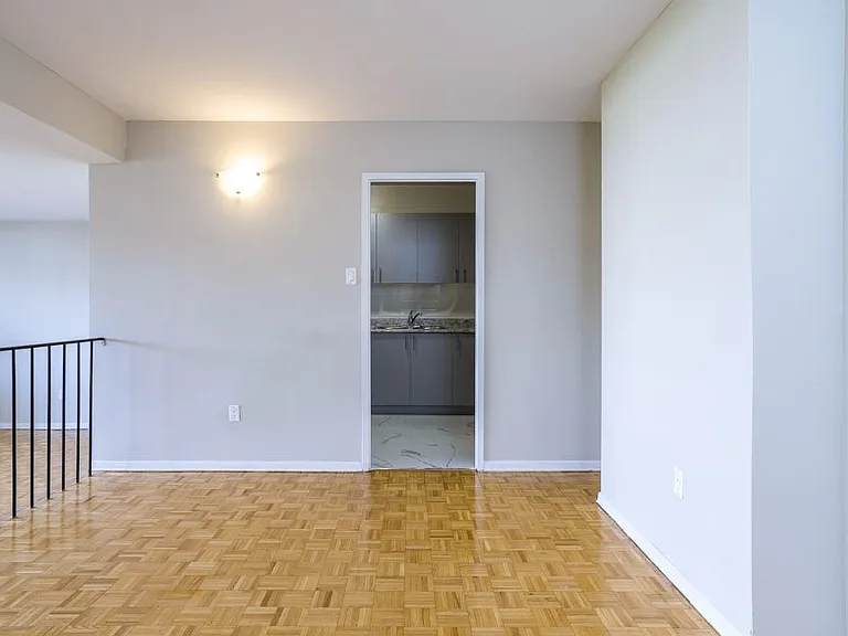 6161 Bathurst St — Photo 11