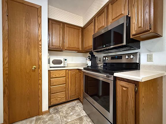 4th image of 1607 Holly Dr