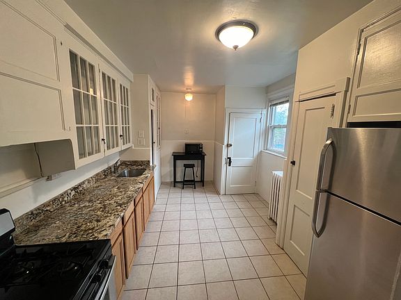3rd image of 902 W 21st St APT 2