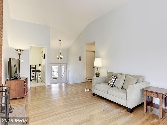 3rd image of 10411 Farnham Dr