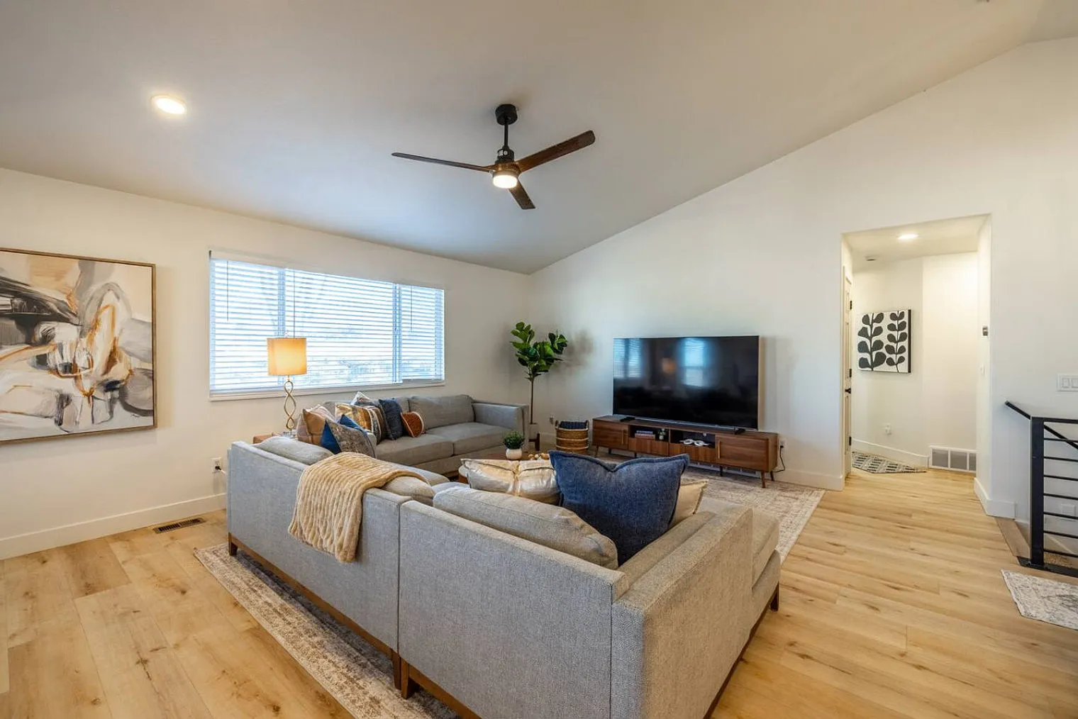 6 bed, 3.0 bath, 3250 sqft, $11,221 — Photo 2