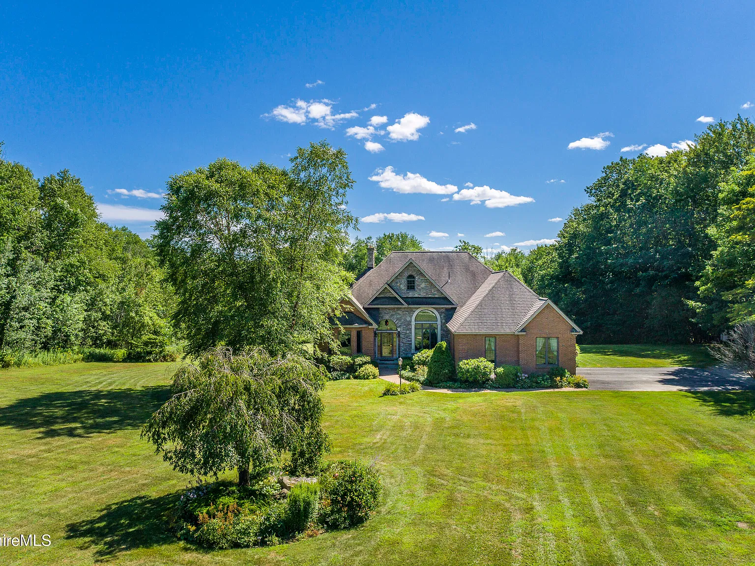 3 bed, 2.5 bath, $5,000 — Photo 2