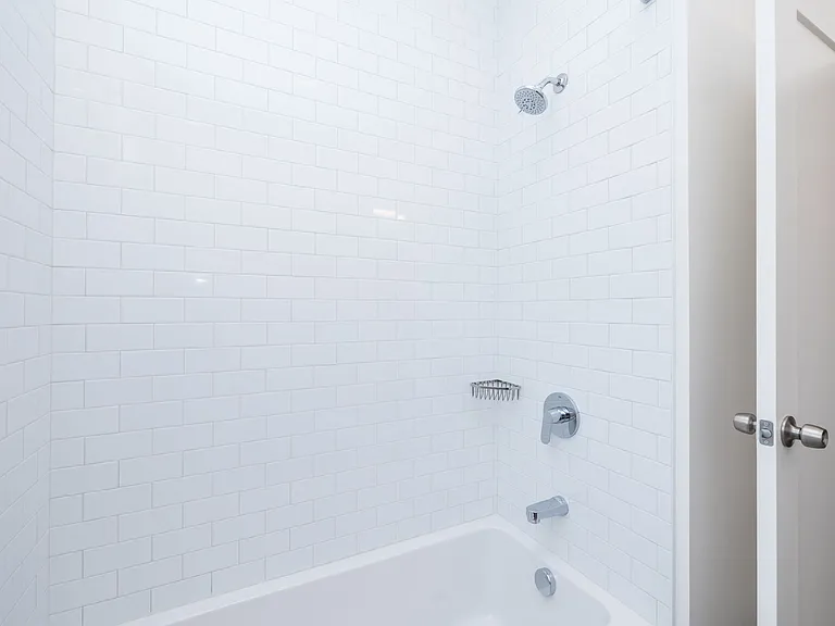 421 Van Dyke — Photo 5