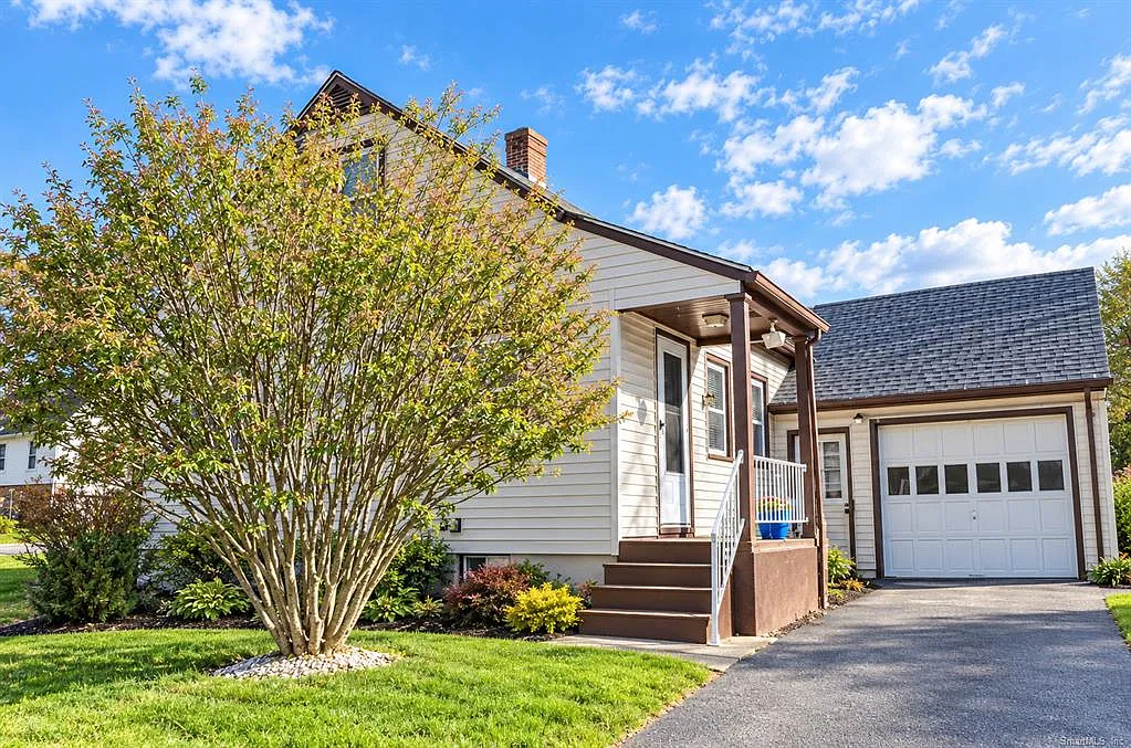 3 bed, 1170 sqft, $2,400 — Photo 3