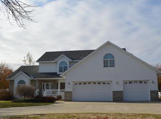 1510 Pinewood Ln, Aberdeen, SD 57401