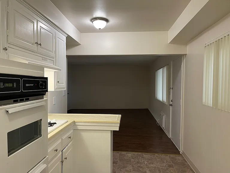 921 S Park Cir — Photo 7