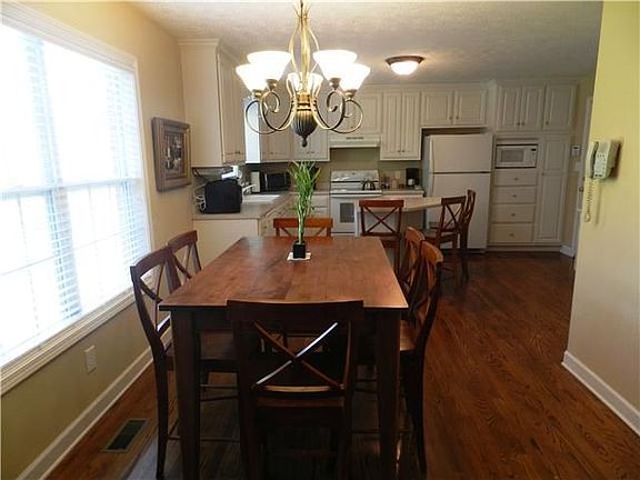 3rd image of 352 Woodlands Dr