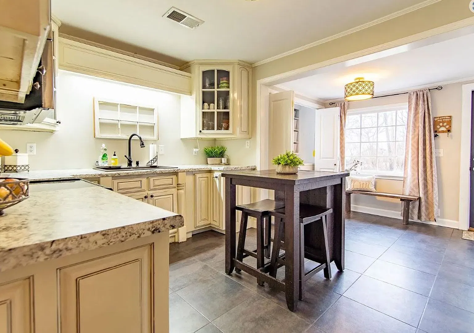 Gorgeous 4 Bedroom Home in Adamsville — Photo 1
