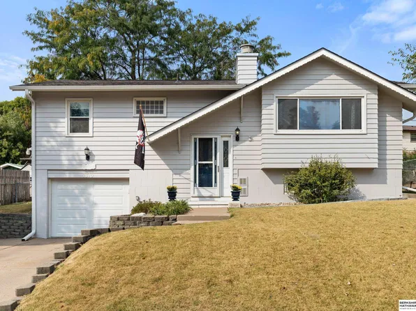 7310 Wood River Dr, Omaha, NE 68157