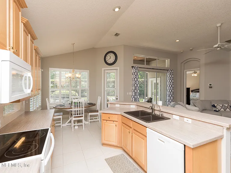 212 Island Green Dr — Photo 14