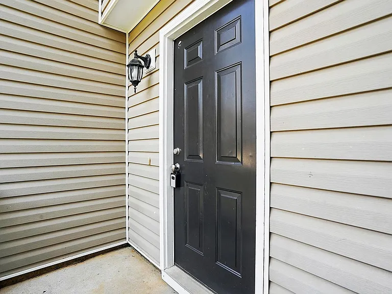 401 Whitehall Ct — Photo 4