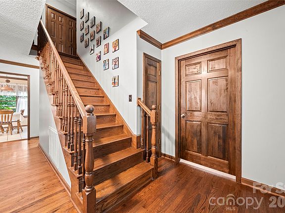 4th image of 110 Jason Dr