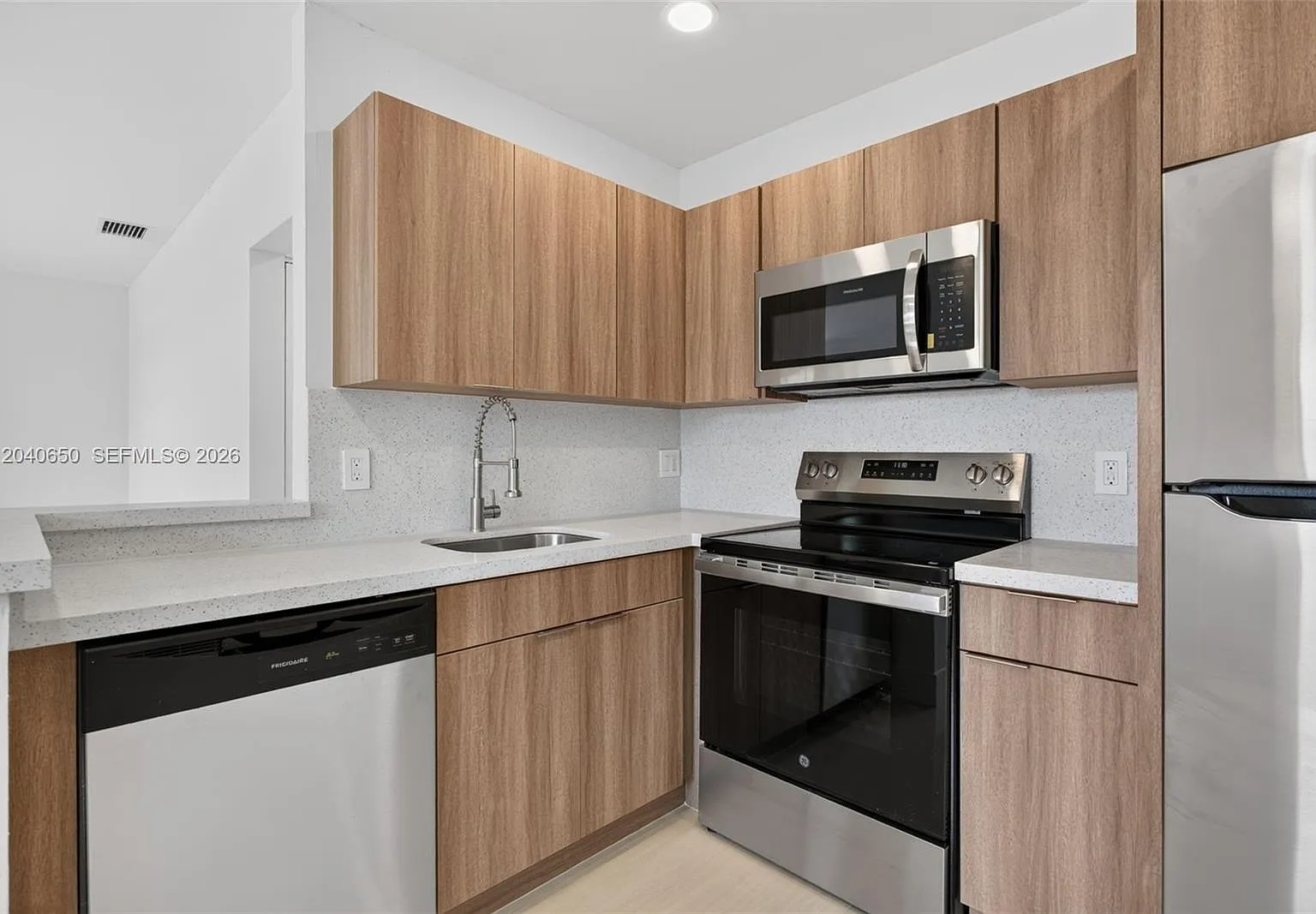 2 bed, 2.0 bath, 860 sqft, $2,300 — Photo 4