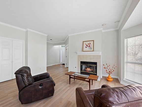 5th image of 104 Carriage Cir