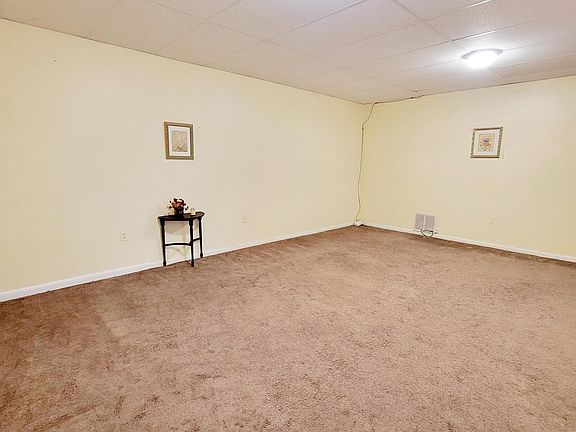 Open floorplan, with kitchen leading to dining/living room combo