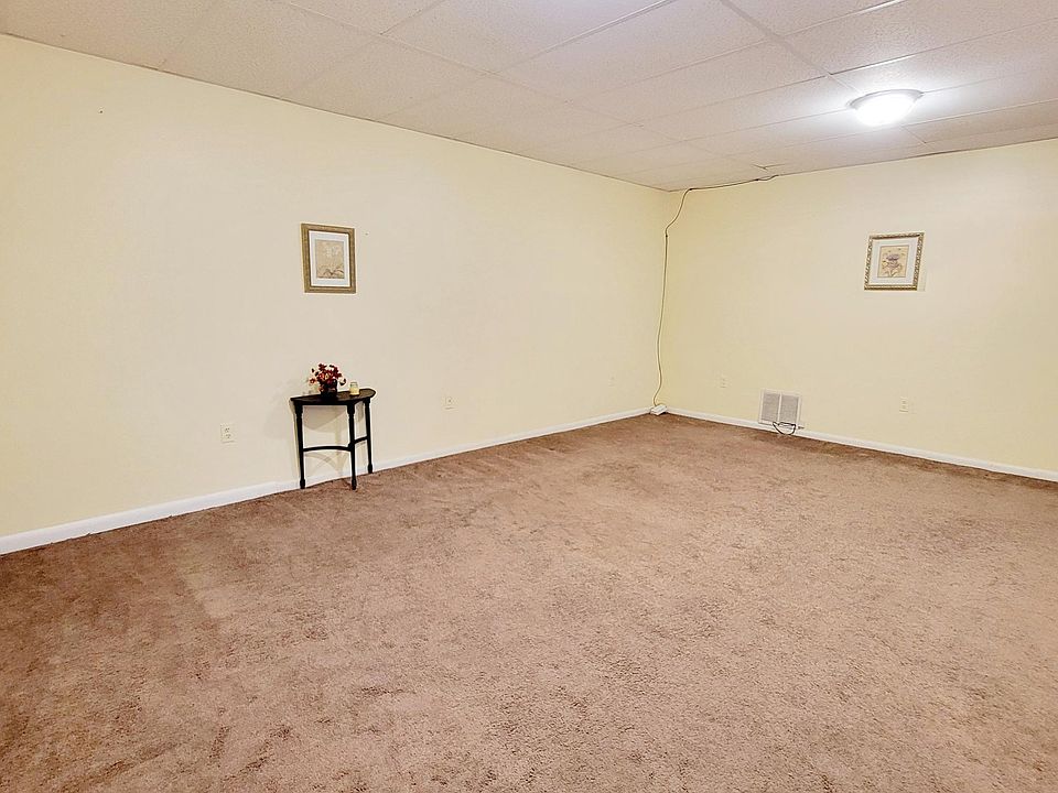 Open floorplan, with kitchen leading to dining/living room combo