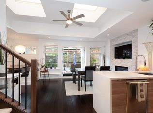 250 E 10th St, North Vancouver, BC V7L 2E1