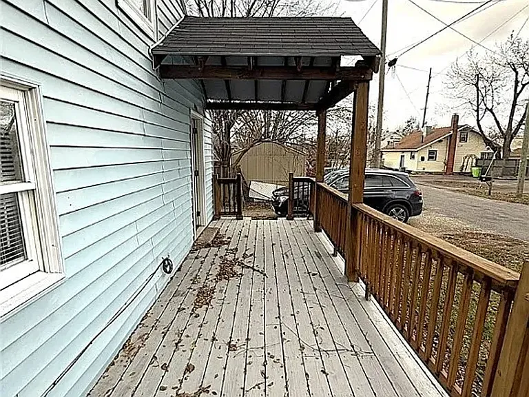 906 Daniels Ave — Photo 6