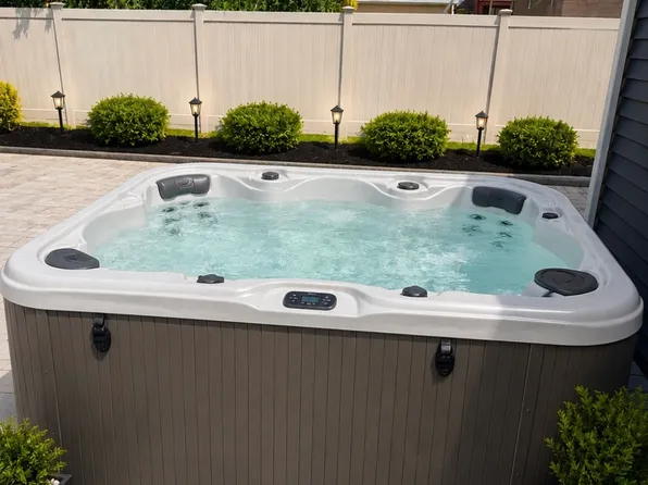 (undisclosed Address), Oceanside, NY 11572