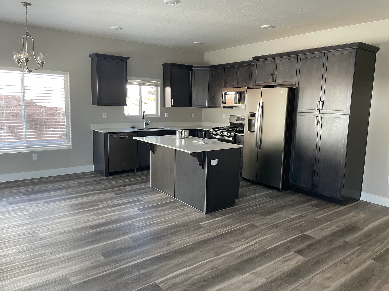 4 bed, 2.5 bath, 1948 sqft, $1,750 — Photo 1