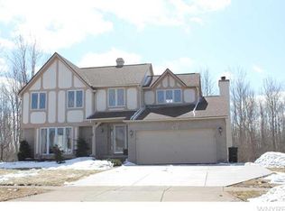 35 Hemlock Ln, Lancaster, NY 14086