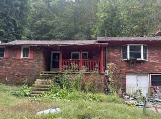 275 Rocky Hollow Rd, Raccoon, KY 41557