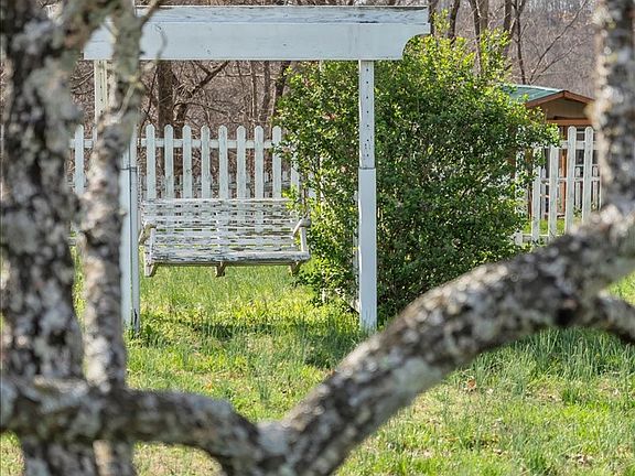 5th image of 672 Old Snow Hill Rd