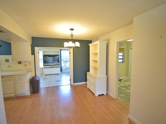 5th image of 425 NE Electra Ave