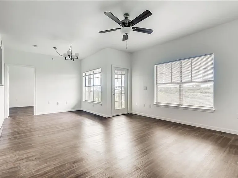 2320 Gracy Farms Ln — Photo 1