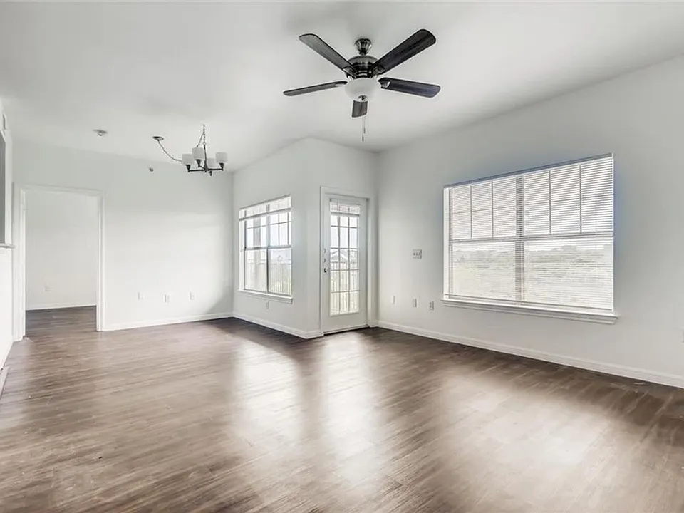 2320 Gracy Farms Ln