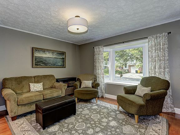 Living area with bay window
