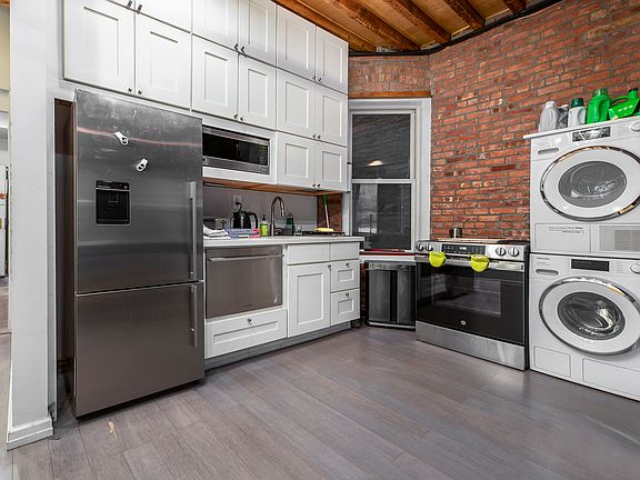 4th image of 90 Bedford St