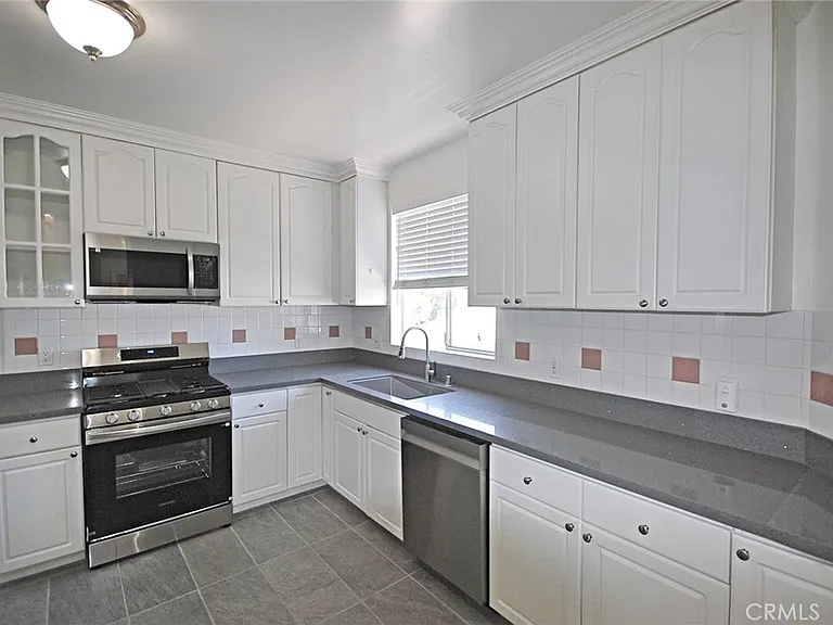 2345 Montrose Ave #2 — Photo 2
