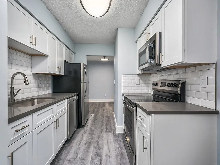 Ascot Place Apartments — Photo 3