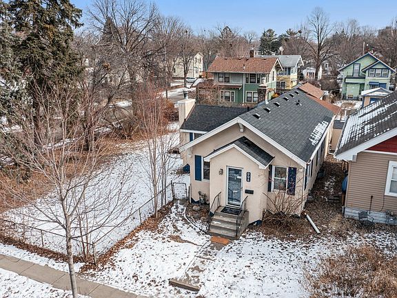 2nd image of 994 Chatsworth St N