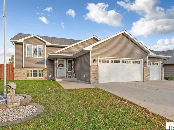 224 Creekside Dr, Eagle Lake, MN 56024