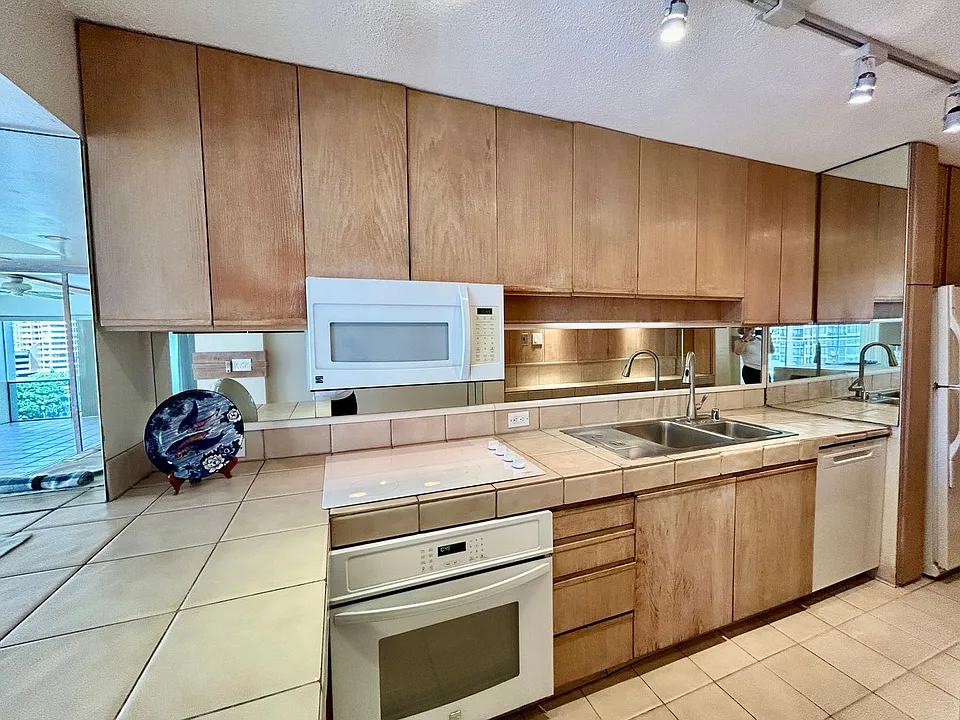 1645 Ala Wai Blvd #903