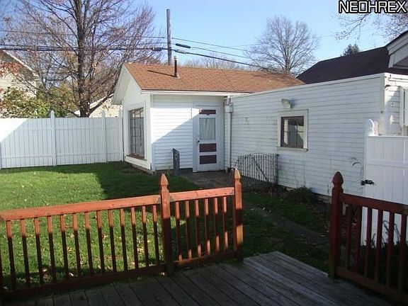 3rd image of 904 S Vine St
