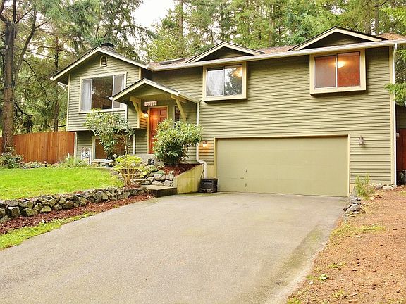 2nd image of 8001 Autumn Hills Pl NE