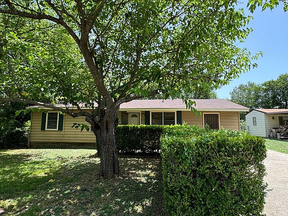 2nd image of 212 W Robin Ln