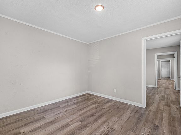 3rd image of 1621 Oakwood St