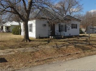 305 N Bennett St, Nowata, OK 74048