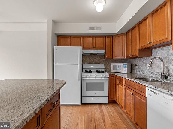 4th image of 18 Monroe St APT 202
