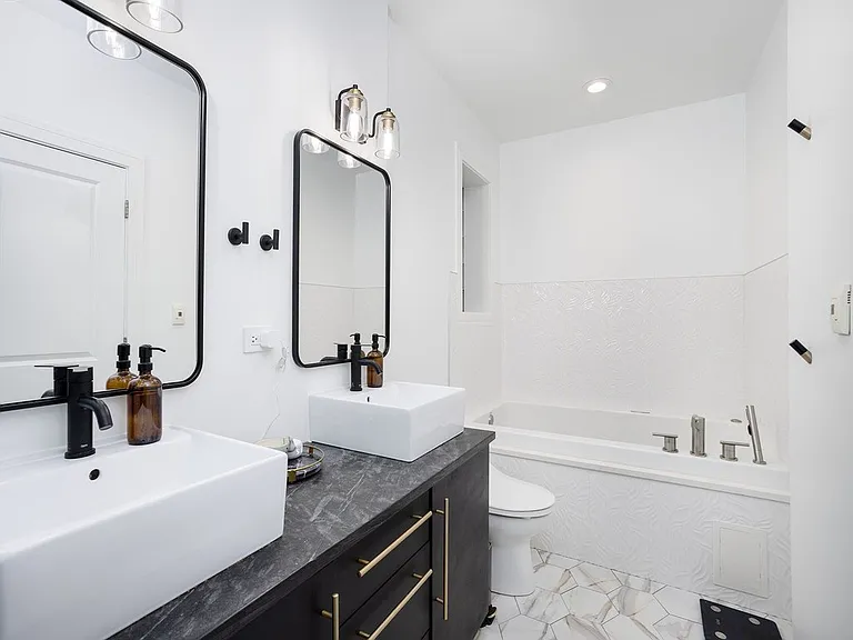 821 W Roscoe St #1 — Photo 124