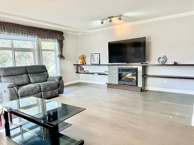 9533 Granville Ave — Photo 3