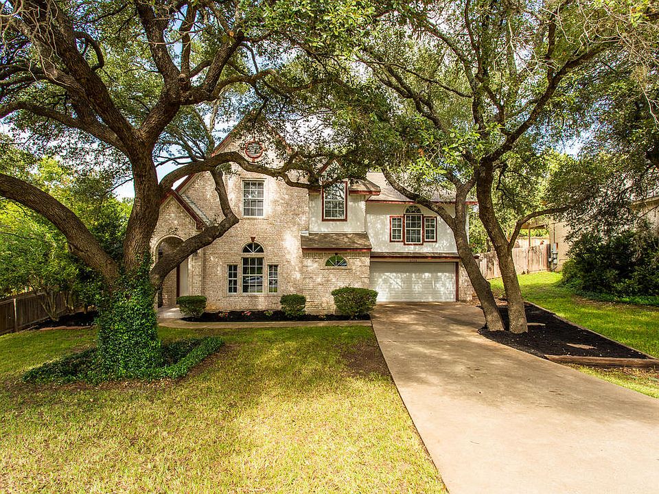 Gorgeous, deep yard.