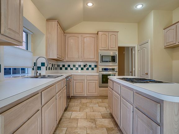5th image of 2724 Lakehollow Ln