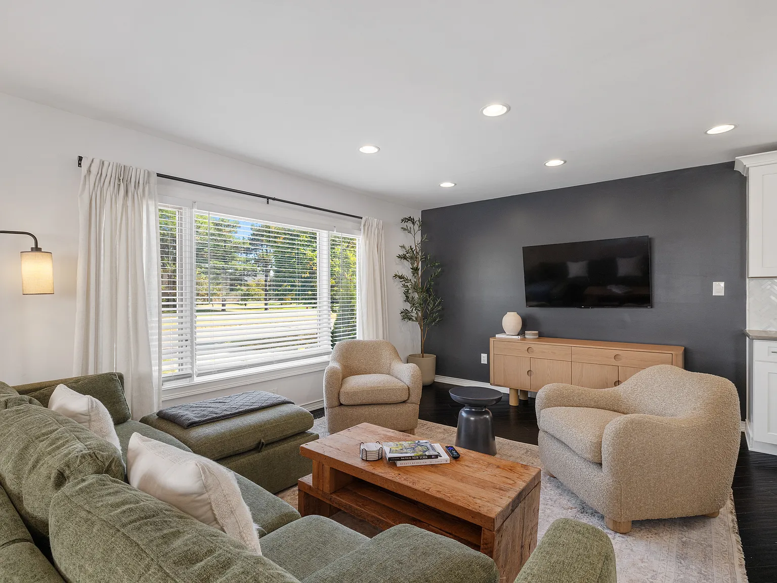 4 bed, 1606 sqft, $9,000 — Photo 1